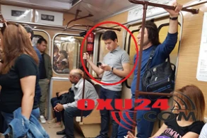 Metroda telefonla oynayan azərbaycanlı deputat kimdir? -FOTO