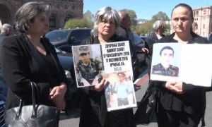 «Наши дети погибают, а генералы кайфуют и содержат любовниц» РОДСТВЕННИКИ ПОГИБШИХ СОЛДАТ