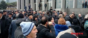 Şəhid ailələri Milli Məclisin qarşısında etiraz edir