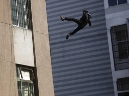 Bakıda 24 yaşlı oğlan özünü binadan atdı