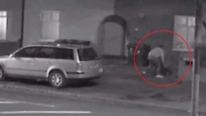 ŞOK! Şəhərin ortasında qızı zorladı +VİDEO