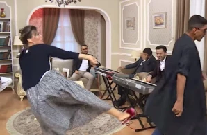 Efirdə növbəti biabırçılıq: Əməkdar artist təpik atdı - VİDEO