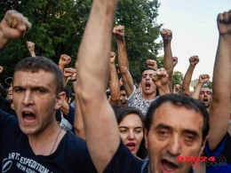 Ermənilər ayağa qalxdı: əhali istefa tələb edir