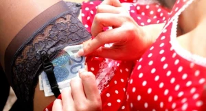 Fahişədən etiraflar: “1000 manat versələr də, onlarla görüşmərəm, iyrənirəm” – VİDEO