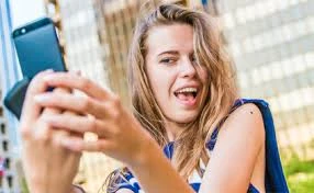 Azərbaycanda selfi çəkmək istəyən  qız  bel sümüyünü sındırdı