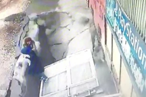 Dəhşətli anlar: Asfalt yarıldı, qadınlar yerə batdı +VİDEO