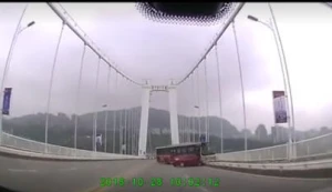 Sürücü ilə sərnişin dalaşdı, avtobus çaya aşdı - 13 ölü (VİDEO)