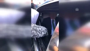 Ərdoğanın avtomobilinin qarşısına çıxdılar:  "Dik dur əyilmə!" +VİDEO