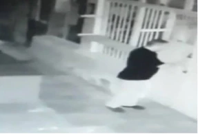 Bakıda kameralara düşən görüntü: Kişi qonşusunun qapısına gecələr...+VİDEO