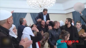 Əsədi çiyinlərinə qaldırıb, başını çilçırağa çırpdılar - Video