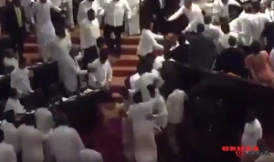 Deputatlar əlbəyaxa oldu: Parlamentdə şillə,yumruq...+VİDEO