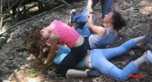 Məktəbli qızların yolun ortasında biabırçı VİDEOSU