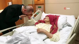 Ərdoğan 100 yaşlı qadının əlindən öpdü - VİDEO