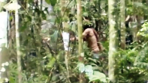 Meşədə əleyhiqazla gəzən vahiməli kişi - İnsanı dəhşətə gətirən VİDEO