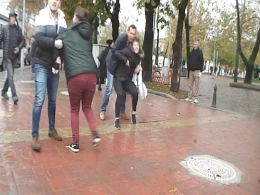 Şəhərin mərkəzində gərginlik: Oğlanla görüşmək üçün evdən qaçan qızlar görün nə etdi +VİDEO