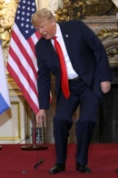 Prezidentlərin görüşündən şok görüntü: Tramp qulaqcığı yerə atdı VƏ...+VİDEO