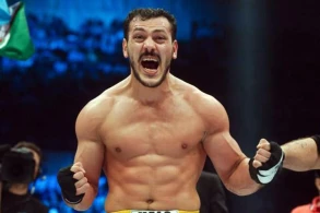 Mauqlinin nokauta saldığı idmançı  məşhur azərbaycanlının cangüdənidir +VİDEO