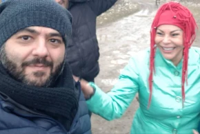 Aygün Kazımova kənddə, inəklərin əhatəsində... - FOTO