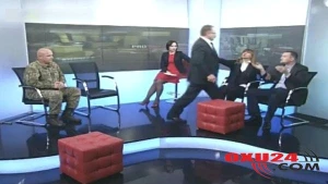 Canlı yayımda daha bir ŞOK: Deputatlar yerdə süpürləşdi +VİDEO