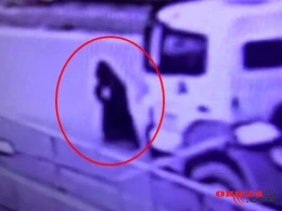 Dəhşət: Qadın beton qarışdıran maşının altında qaldı(VİDEO18+)