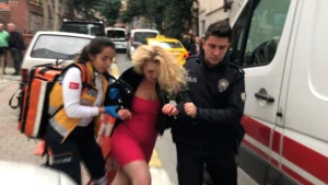 Küçənin ortasında sərxoş qadına qarşı dəhşətli hərəkət +VİDEO