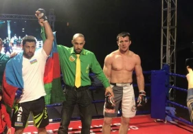 Azərbaycanlı polis rusiyalı döyüşçünü əlbəyaxa davada məğlub etdi - FOTOLAR