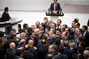 Parlament rinqə döndü: Millət vəkilləri əlbəyaxa davada +VİDEO