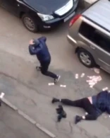 Dəhşətli görüntü: Əli dolu iş adamına hücum edildi, milyonlar yerə dağıldı +VİDEO