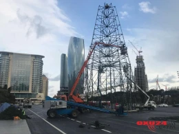 Bakıda 37 metr hündürlüyündə yolka quraşdırılır - FOTO