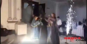 Bakı toyunda şok olay: Müğənni oxuyan zaman görün nə oldu +VİDEO