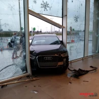 Qadın qaz verdi, avtomobili düz marketə saldı - Bakıda şok olayın FOTOSU