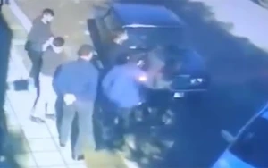 Azərbaycanda şok: direktor küçənin ortasında şagirdi yumruqla vurdu - VİDEO