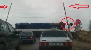 Binədə şok anlar: Maşınlar qatarın altında qalacaqdı - VİDEO