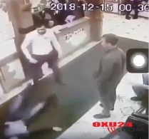 ŞOK kadrlar: Azərbaycanlı bir yumruqla ermənini yerə sərdi - VİDEO