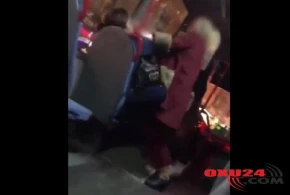 Avtobusda qadınlar əlbəyaxa oldu,sürücü hərəkəti dayandırdı Və...(VİDEO)