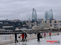 Bulvarda bir nəfər dənizə düşüb