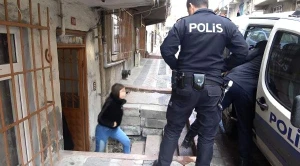 Evdən inilti səsləri gəldi, polis gələndə ŞOKa düşdü: 18 yaşlı qızı zəncirləyib...