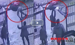 ŞOK anlar: Uşaq qapının başında ilişib qaldı, paltarı əynindən çıxdı