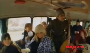 Aygün Kazımova  və Zülfiyyə  kənd avtobusda məktəbli geyimində - İllərin arxiv videosu