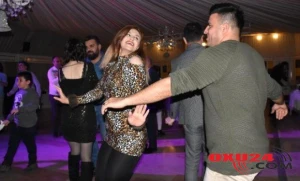 İranlı qadınlar şallarını çıxarıb, Yeni il gecəsi şou göstərdi — FOTOLAR