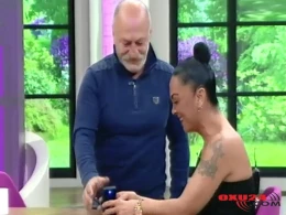 Qızı yaşda sevgilisinə canlı yayımda evlilik təklif etdi - Gecə orada qaldıq