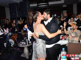 Ebru konsertində əri ilə hər kəsin gözü önündə öpüşdü - FOTO
