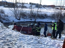 Ürək dağlayan görüntü: Maşın dərəyə düşdü,4 uşaq donub öldü +VİDEO