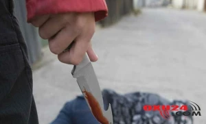 Bakıda sevgilisinin yanında ona axmaq deyən mühafizəçini bıçaqladı