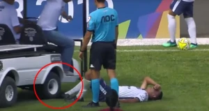 Futbolçu zədələndi, köməyə gələn təcili yardım maşını ayağının üstünə çıxdı, sağ ayağını da qırdı +VİDEO