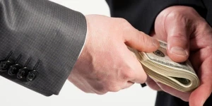 Azərbaycanda iki məmur həbs edildi (RƏSMİ)