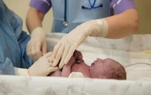 Azərbaycanda maraqlı hadisə: hamilə olduğunu 9-cu ayda öyrəndi, 1 gün sonra ana oldu