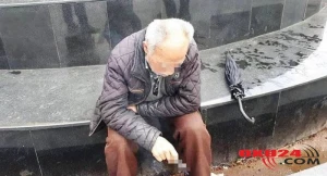 72 yaşlı kişini intim münasibət vədi ilə aldadıb pulunu aldılar - Polis qadınları axtarır