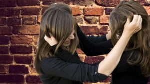 Ölkə bu görüntüdən danışır: Məktəbli qızlar saçyoldusuna çıxdı