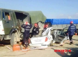 Bakıya gələn taksi dəhşətli qəzaya uğradı: 2 ölü, 3 yaralı – Foto